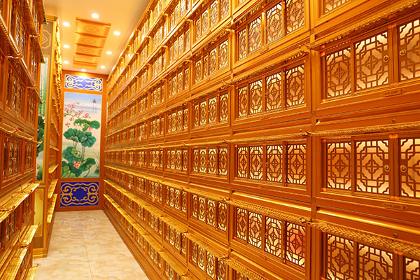 逝者安息，心意延续：骨灰海撒与怀思堂寄存，如何为亲人做选择？