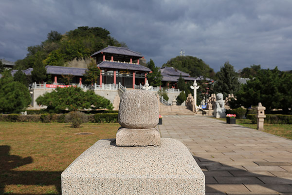 延庆墓地长城华人怀思堂的地理位置有何特色？园区规划如何？