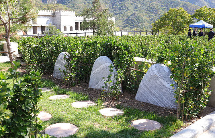 长城华人怀思堂自然石立碑