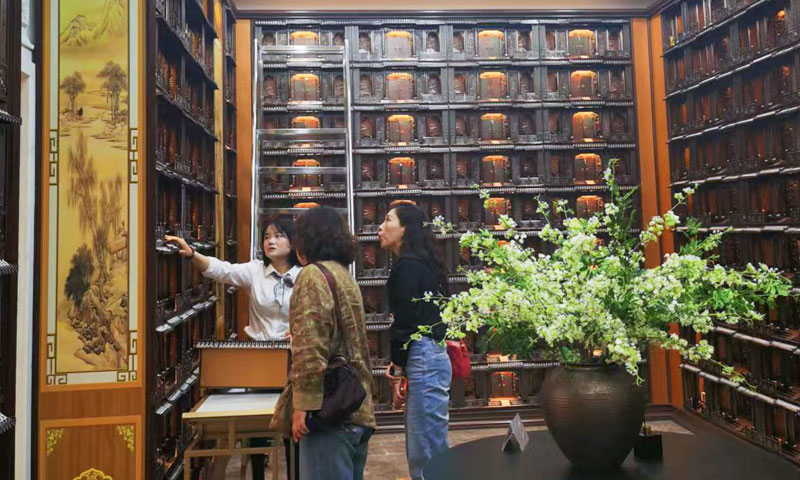 怀思堂刘总向天顺祥介绍礼祭厅骨灰寄存阁位特色