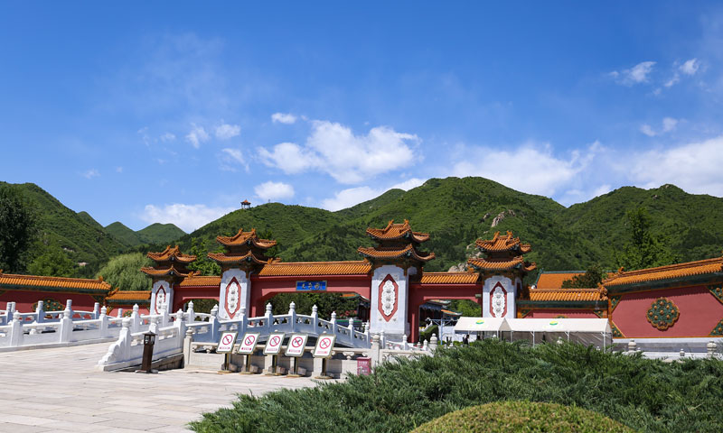 天寿陵园就在天寿山脚下